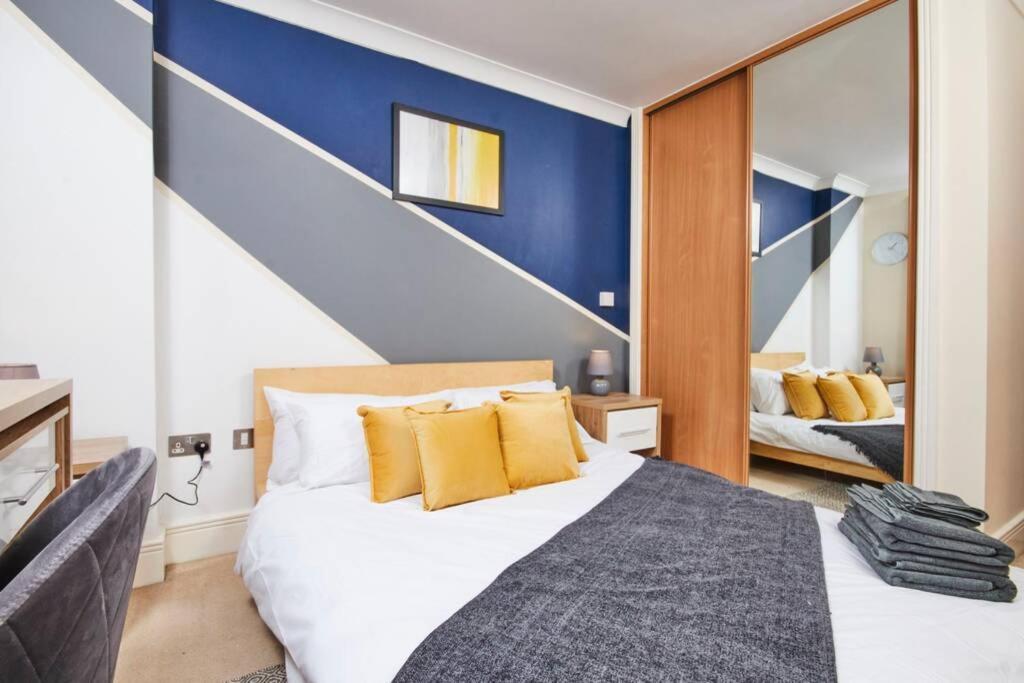 Luxury 2 Bed Central Location Sleeps 5 Coventry